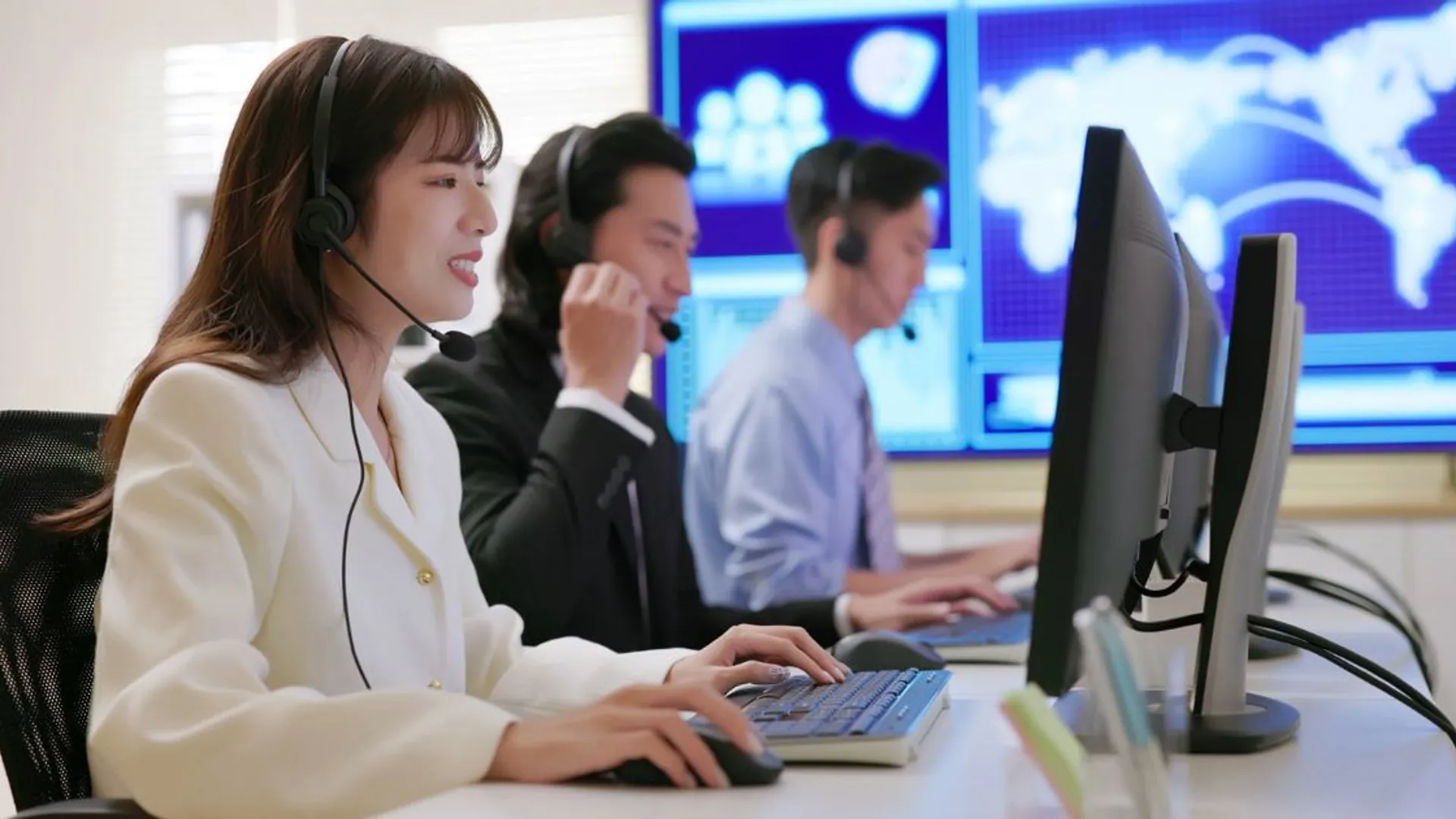 Đội ngũ hỗ trợ khách hàng chuyên nghiệp của OKVIP