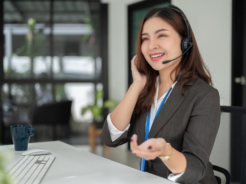 Hình ảnh đội ngũ hỗ trợ khách hàng OKVIP