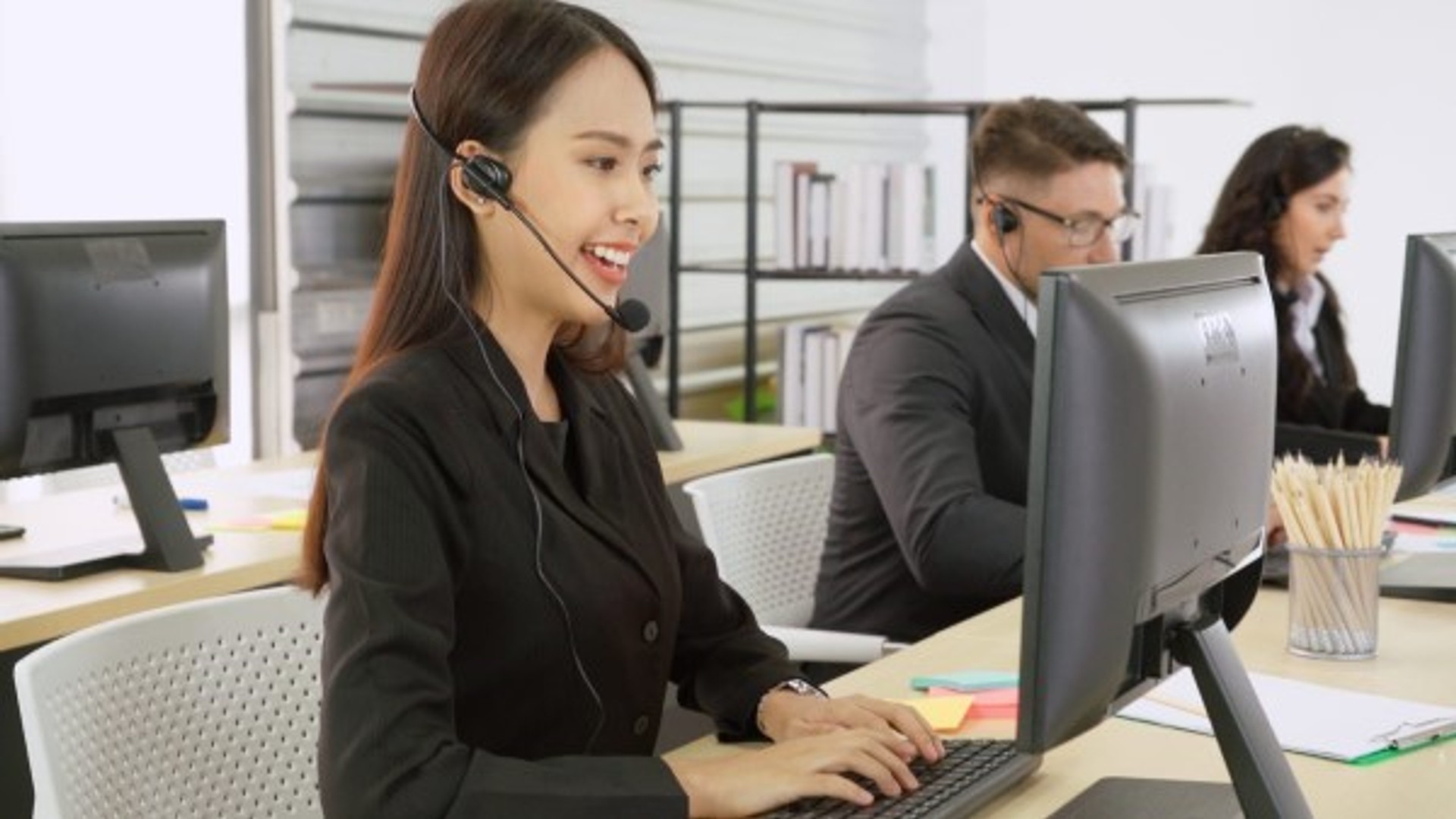 Đội ngũ hỗ trợ khách hàng chuyên nghiệp của OKVIP