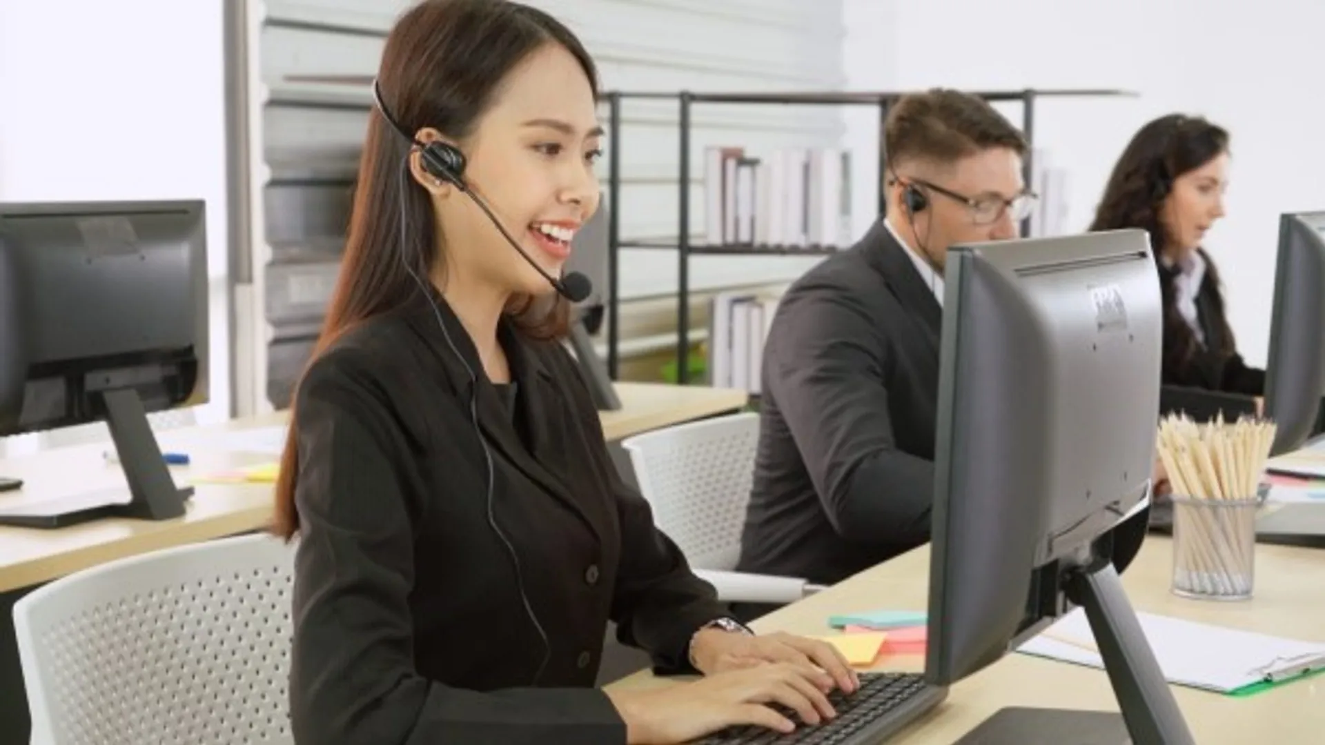 Đội ngũ hỗ trợ khách hàng chuyên nghiệp của OKVIP