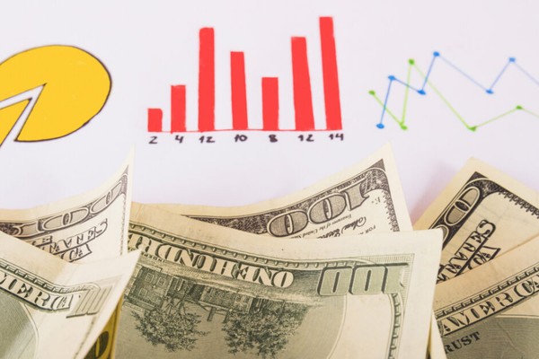 Hình ảnh người chơi đang suy nghĩ chiến thuật trong trò chơi bài